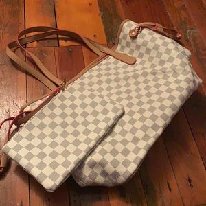 White checkered tote with wallet